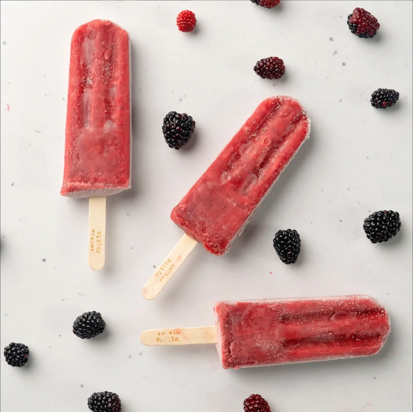 Paletas artesanales de mora de Amor en Paleta con moras frescas